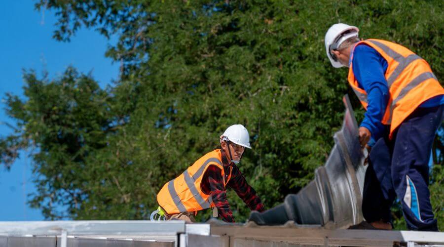 Professional gutter cleaning in Cambridge, IA